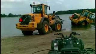 volvo l90f shovel vast in het meer