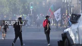 Chile: Protesters clash with police in Santiago demanding release of detainees