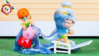 ? PEPPA PIG: sus bébés BELLIES gastan bromas a la abuela PINYPON Ponen Slime y arañas en la piscina