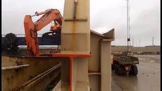 Выгрузка гравия из трюма судна-"камневоза". Мост. Норвегия