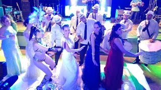 Alegria em festa de casamento com escola de samba