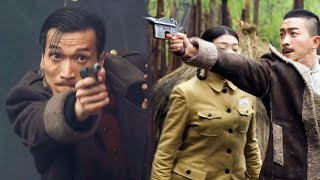 土匪提刀想杀掉共军队长，不料共军队长已经将绳子解开，直接一脚将土匪踢倒！ 抗日