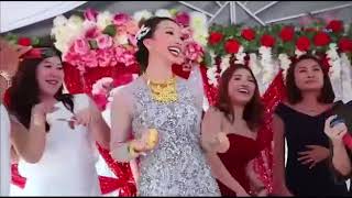 Cô dâu đeo đầy vàng “quậy“ cực sung trong đám cưới.