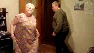 Дедушка с бабушкой танцуют. Так мило)))
