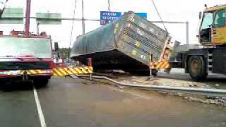 Mobilecrane lifting a lorry
