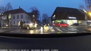 Уж помог старушке перейти дорогу, так помог! (Эстония)