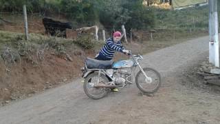 Renan tenta ligar moto antiga