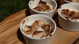 Запеченная моцарелла с беконом и шалфеем