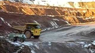 Dump truck and car! Самосвал и УАЗик! (www.vertikalnet.ru)