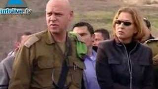 Tsipi Livni se confronte à la réalité sur le terrain. La ministre arpente et survole la ville de Naplouse.