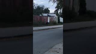 Что творит эта женщина срет на людях