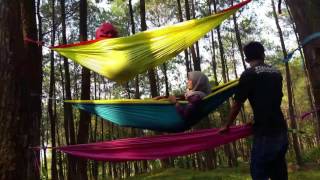 Cara naik ayunan (hammock) bersusun di Hutan Pinus Puncak Becici