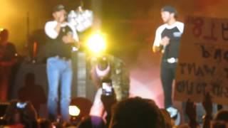 Jason Aldean pranks Luke Bryan during "Country Girl" Dallas, TX 10.27.12