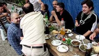 დილის ქეიფი, არაყი და მწვადი უზმოზე