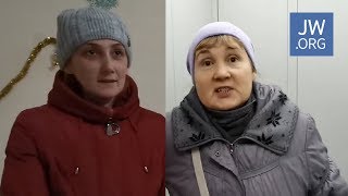 Лживые, наглые сектанты "проповедуют". Свидетели иеговы. Смотреть до конца