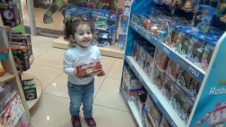 Как Юляшка за новой игрушкой ходила