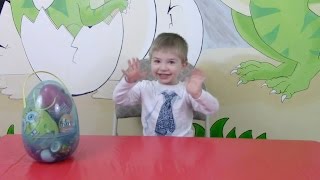 Макс открывает большое яйцо с сюрпризами! Let's open a huge egg surprise