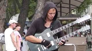 Крутой чувак с двухгрифовой гитарой. Геленджик. Cool dude with a double neck guitar. Metallica.