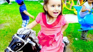 Jugando en el parque Videos para niños La medio