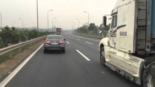 Kinh hãi Xe container lao như tên bắn trên đường