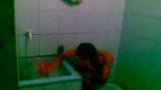Ngintip orang mandi
