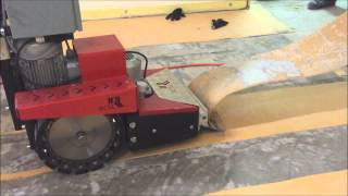 Entfernen vom Linoleum Bodenbelag mit dem ROLL-STRIPPER RO-2