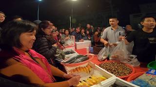 0101-15裝孝ㄟ 害我聽到妹妹鏡頭馬上轉過去 阿偉來 最後這鮭魚拿給那個妹妹 鏡頭一掃過去 老闆說我叫你妹妹你有沒有很開心 哈哈哈 嘉義趙又廷海鮮拍賣109年星期三彰化溪湖夜市37