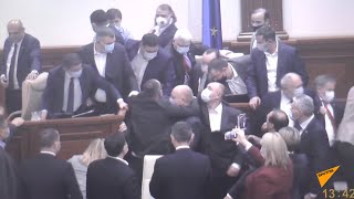 Потасовка депутатов на заседании парламента Молдовы