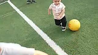 Hermano de 2añs defiende a hermano su hermanito