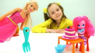 Игры для девочек -  Барби и Соня открыли детское кафе
