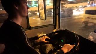За рулём автобуса ЛиАЗ-5256 по вечерней Москве.