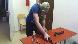 Разборка-сборка АК-74 в противогазе обучающийся Гучинский Иван
