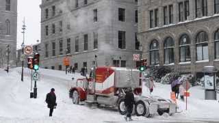 OLD PETERBILT 378 STRUGGLING IN SNOW UPHILL