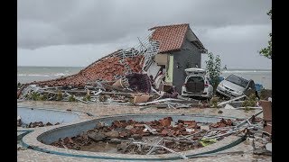 Видео сильного цунами, которое произошло сегодня в Индонезии на островах Ява и Суматра