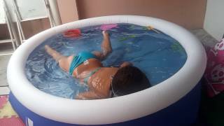 Brincando na picina 2