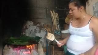 Haciendo las riguas de elote.