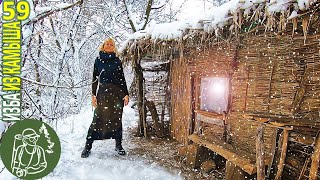 Снежный день в Избушке: мясо в горшочке, кормушка для птиц ???? Бушкрафт в Избе из камыша - Серия 59
