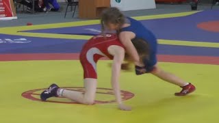 Отчаянная борьба девушек в финальной встрече по вольной борьбе. fight girls in the final meeting.