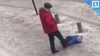 Жестокий папаша пинает сына на прогулке