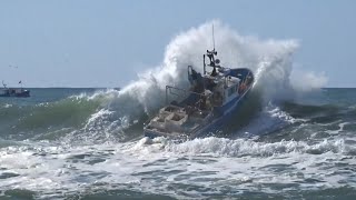 "DÉFERLANTES" QUI SE BRISENT CONTRE LE PHARE AVEC "LES FILEYEURS" QUI VONT LES DÉFIER.