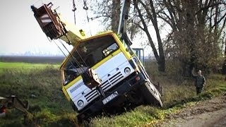 Автокран Перевернулся Объезжая Ямы.