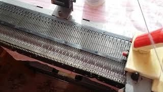 Как вяжет вязальная машина нева 5 длинные полотна  how to knit a knitting machine