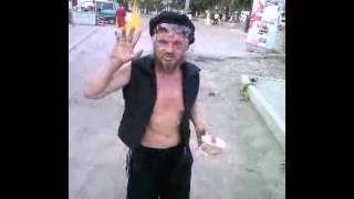 Бомж смешно поёт (повернуто)
