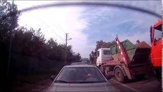 Туарег исполняет маневр. Вид с задней камеры на простой часы пик. Apparent rush hour on the road