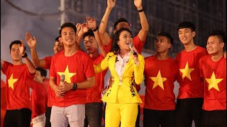 Mỹ Tâm được Hồng Duy Pinky tặng son ngay trên sân khấu
