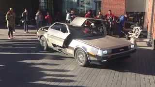 DeLorean DMC-12 паркуется у офиса Яндекса