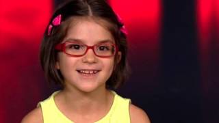Dulce niña cantando SOLAMENTE TÚ