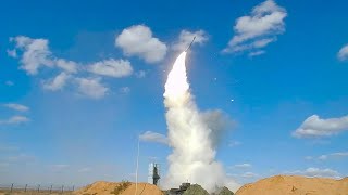 Ракетные стрельбы расчетов ЗРС С-300ПМ2 Западного военного округа на полигоне Ашулук в Астрахани