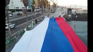 Двойная лояльность, или "хайп" на фоне российского флага?