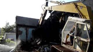 Tearing down an old house with an old excavator. Part 4.